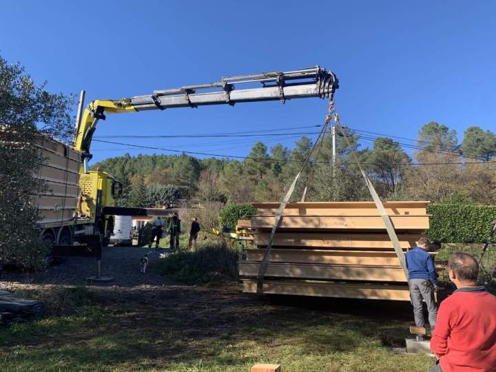 la grule leve les toits