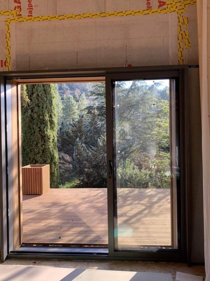 vue sur  la terrasse (porte a galandage)